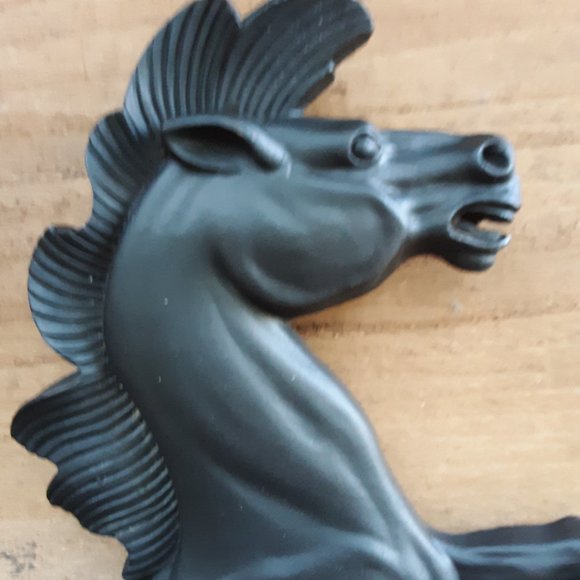 Beautiful Vintage Rearing Horse Wall Hanging - Picture 11 of 14